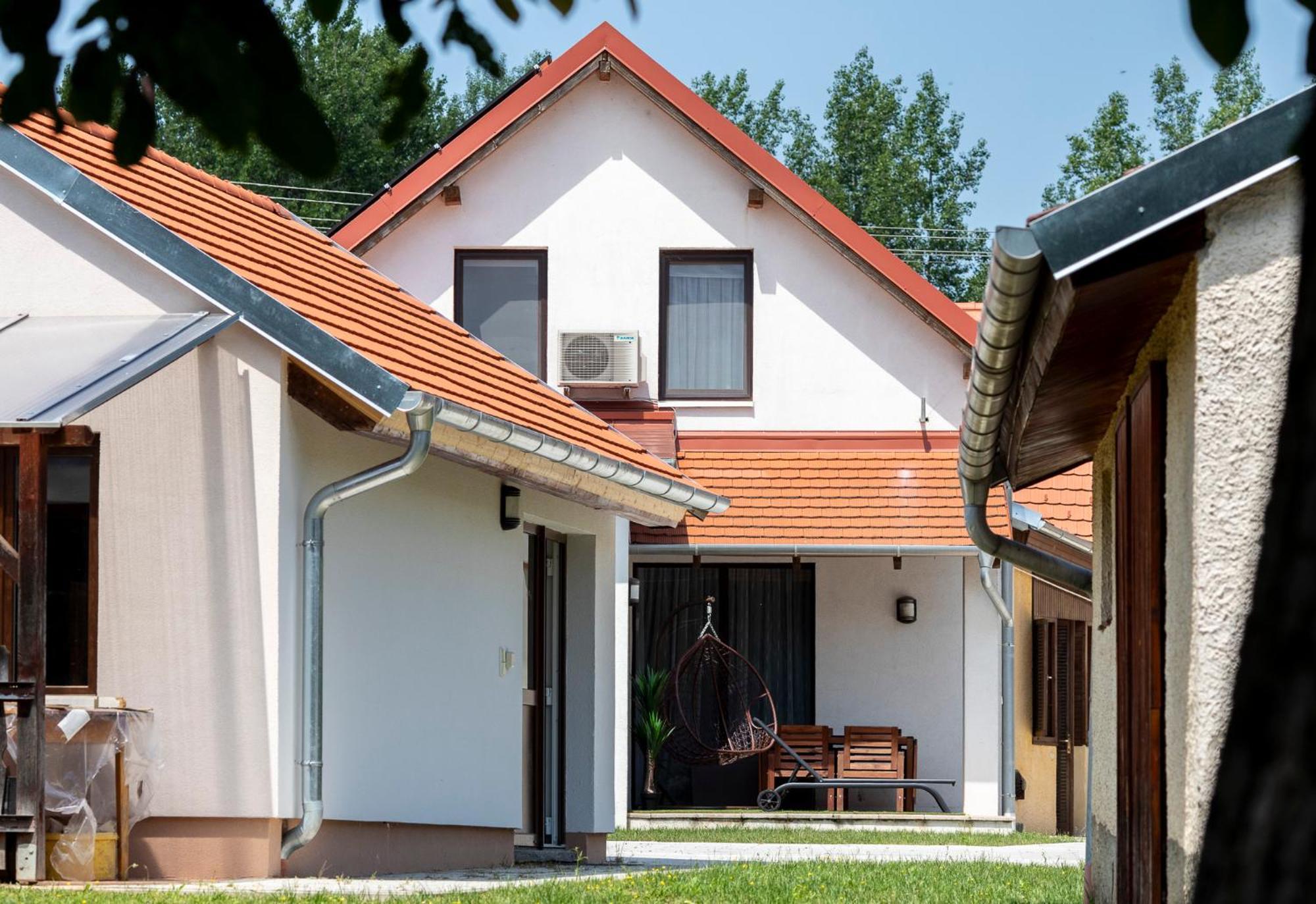 Park Apartman Sarrod Экстерьер фото