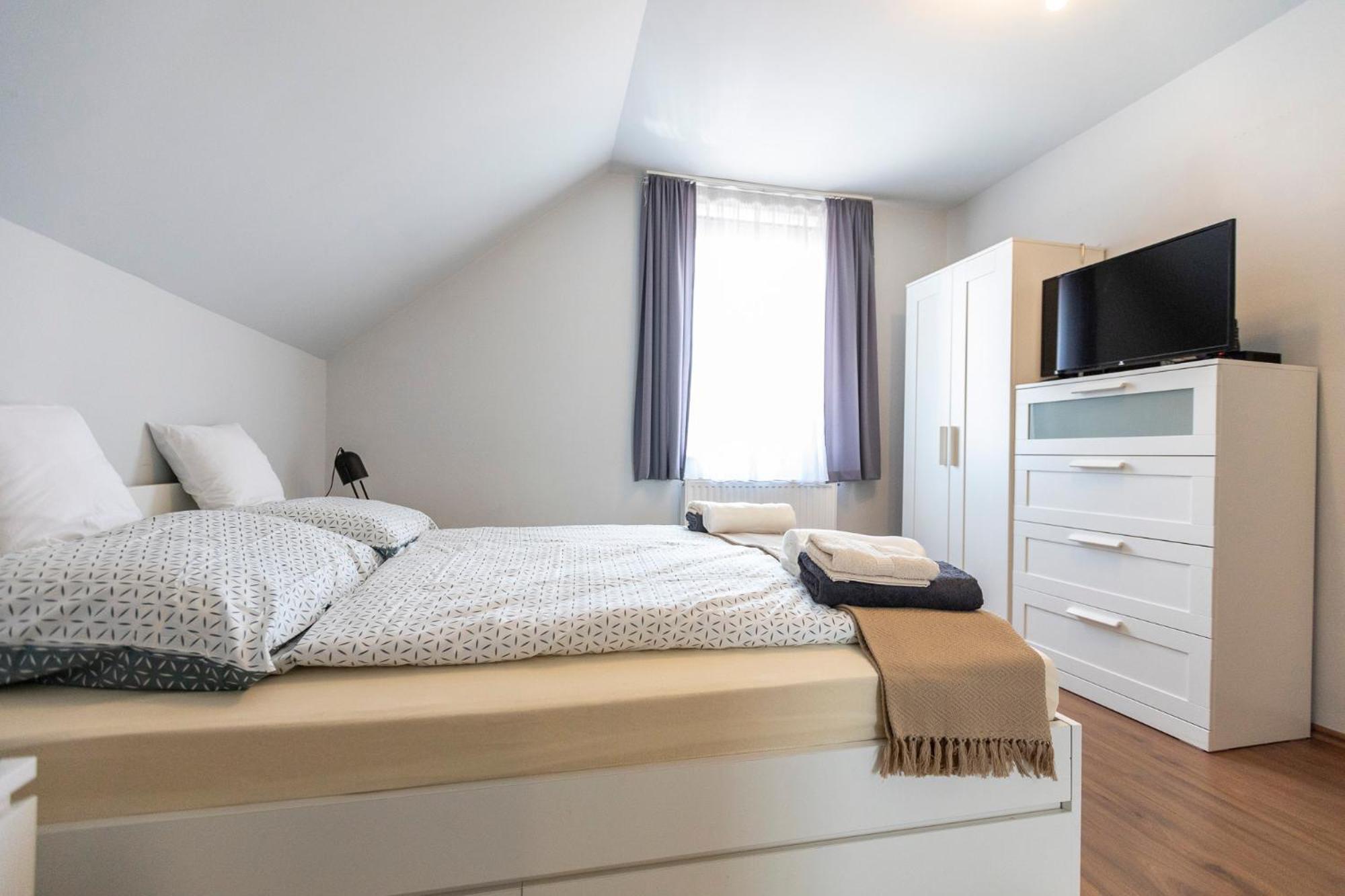 Park Apartman Sarrod Экстерьер фото