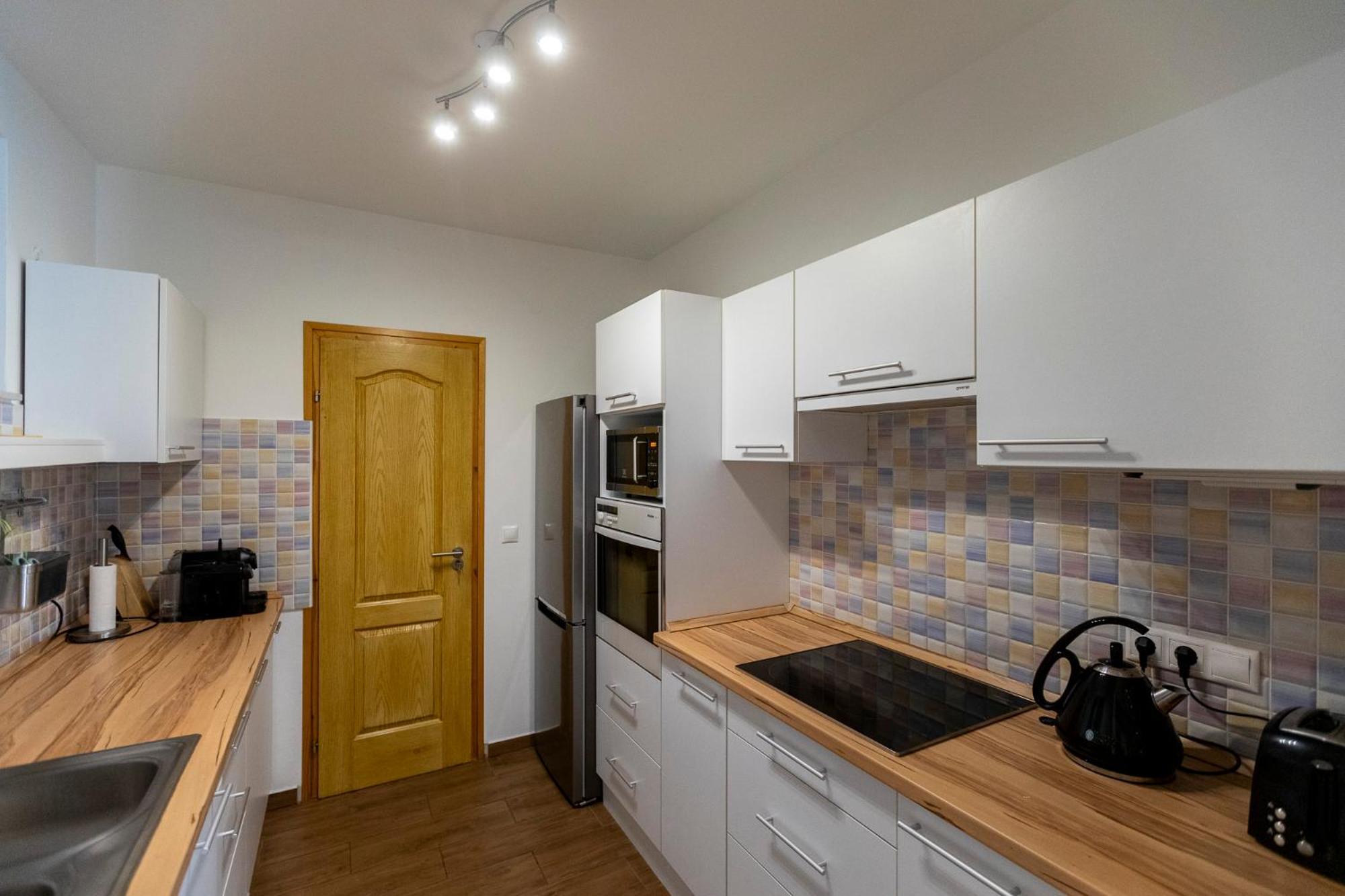 Park Apartman Sarrod Экстерьер фото