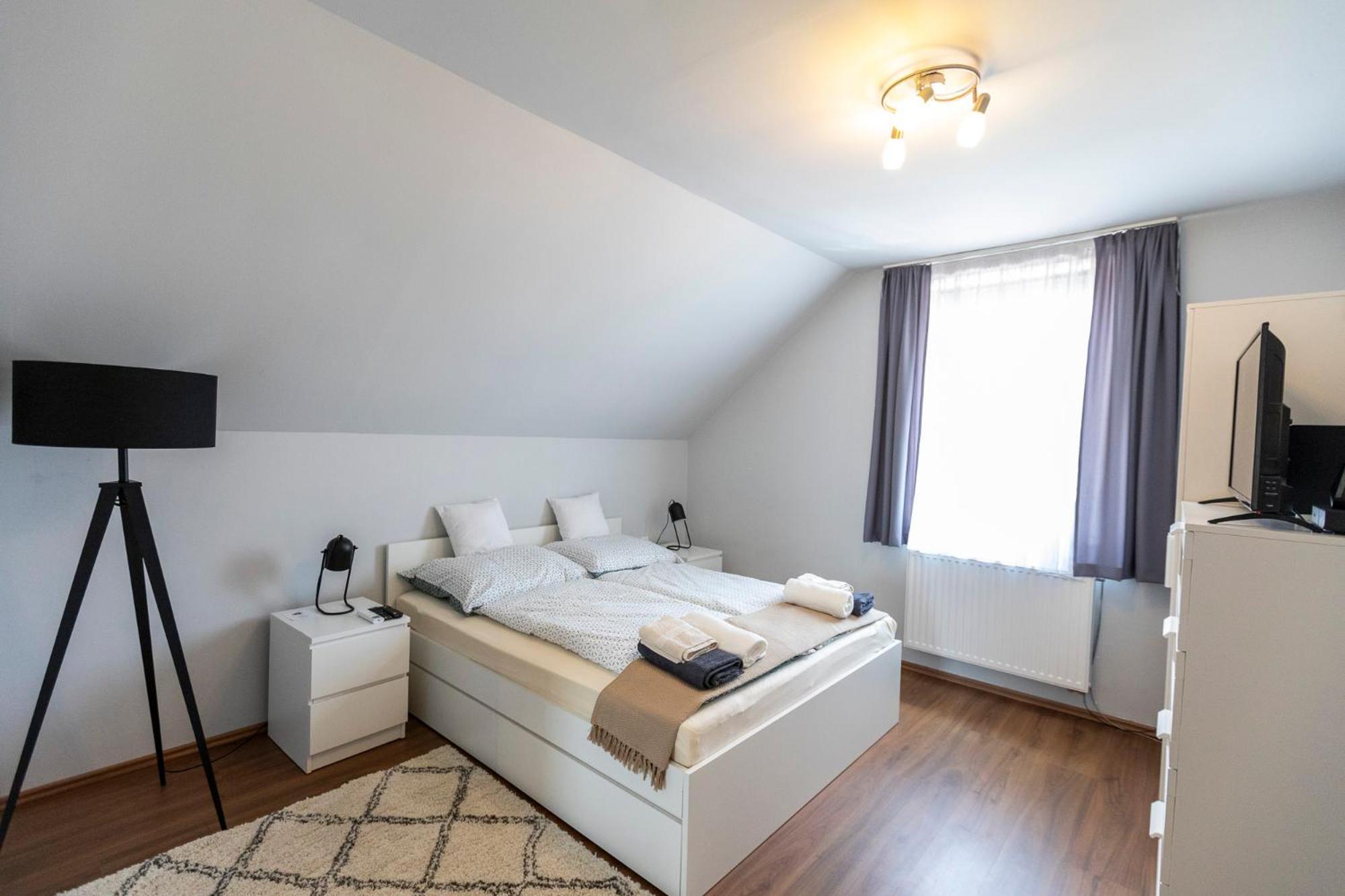 Park Apartman Sarrod Экстерьер фото